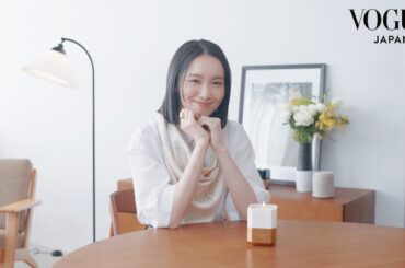 飯豊まりえ流、居心地の良い空間での過ごし方。こだわりのインテリアや香りに囲まれた場所で、得意料理を披露！ | 24 Hours With | VOGUE JAPAN & GUERLAIN