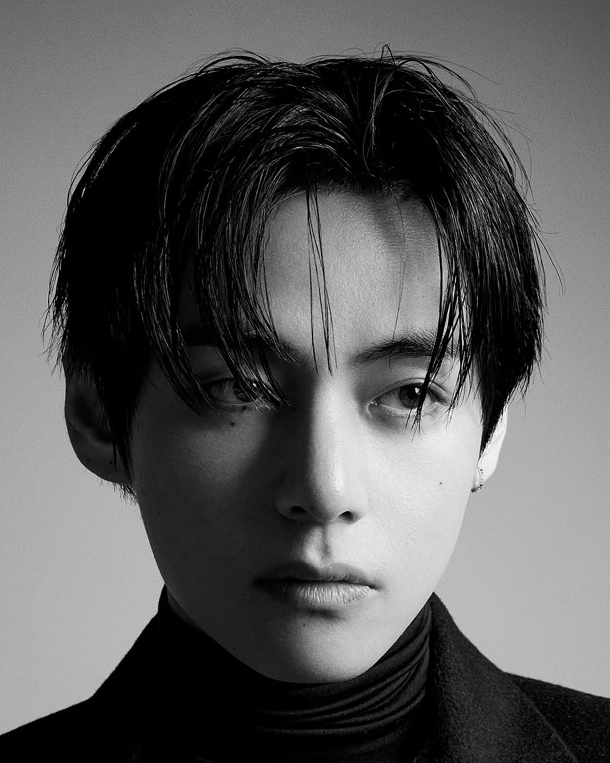 BTSのブイ、‘セルリンヌ皇太子’..パリ・ファッションショーのフォトブックティーザー公開 | STARNEWS Starnews