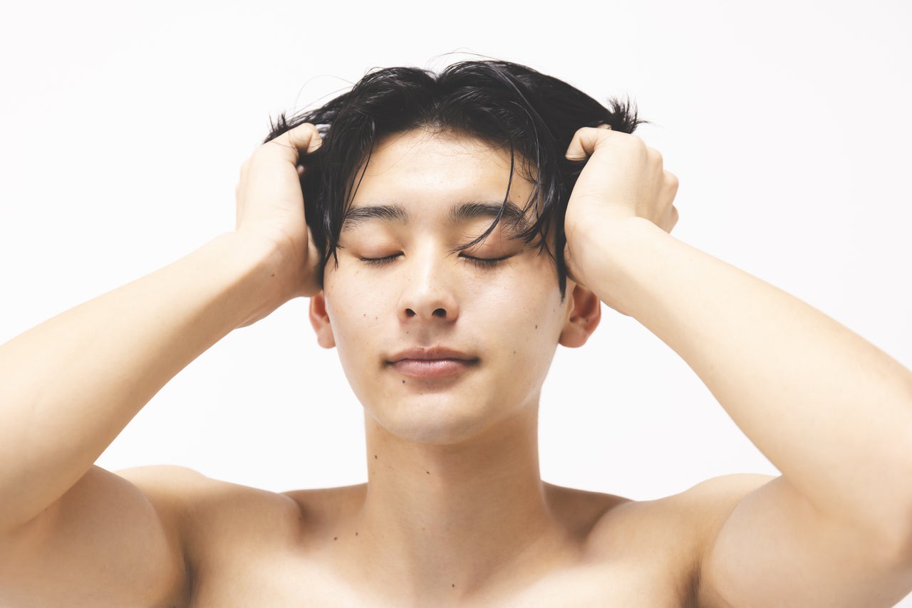 トリートメントをしているメンズ