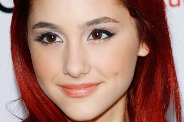 アリアナ・グランデの美容年表｜赤髪から最新のグリンダ・ルックまで変遷を解説 | Vogue Japan