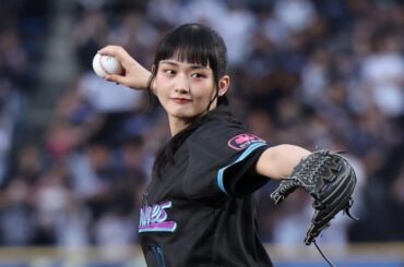 「顔小さすぎ」マウンドに現れた19歳美女にSNS驚愕　大暴投で絶叫も「すべてがかわいい」 | Full-Count