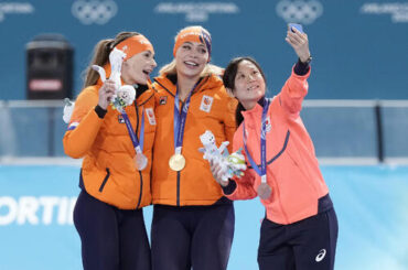 女子1000メートルで銅メダルを獲得し、表彰台で自撮りに納まる高木（右）。中央は金メダルのレールダム、左は銀メダルのコク（撮影・前田充）