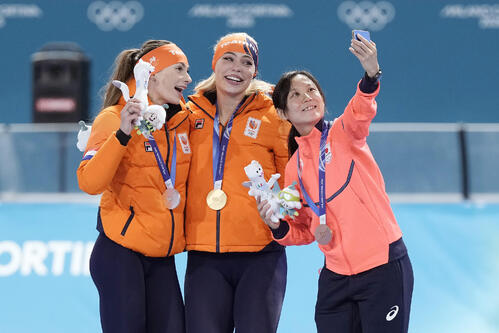 【スピードスケート】「メイク崩れすぎ」女子1000m金レールダムの歓喜がSNSで話題に – スピードスケート – ミラノ・コルティナオリンピック2026 : 日刊スポーツ 女子1000メートルで銅メダルを獲得し、表彰台で自撮りに納まる高木(右)。中央は金メダルのレールダム、左は銀メダルのコク(撮影・前田充)