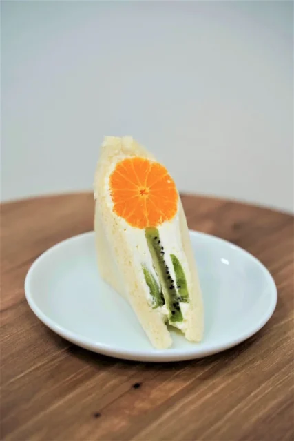 サンドイッチハウス メルヘンの彩り華やかなお花のフルーツサンド（みかん）