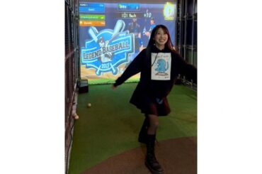 人気アイドルが101キロを"報告"　スカートひらりの1球…笑顔の投球が「カワイイ」 | Full-Count