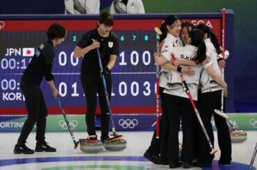 日本対韓国　勝利し喜ぶ韓国チーム（右）。左から敗れたフォルティウス吉村と小谷（ロイター）