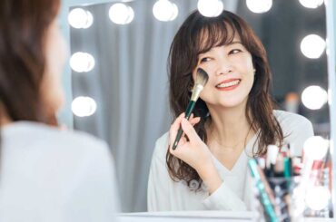 乾燥が気になる季節。フェイスパウダーも保湿力があるものを選びたい！（写真はイメージ）【写真：PIXTA】