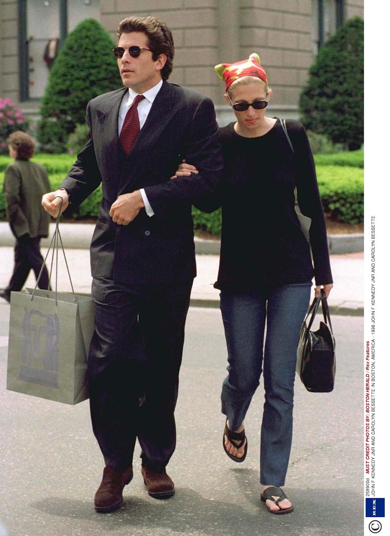 JOHN F KENNEDY JR and CAROLYN BESSETTE 1996  JOHN F KENNEDY JNR AND CAROLYN BESSETTE IN BOSTON AMERICA  1996  2337...