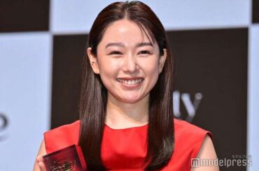 桜井日奈子、10年ロングヘアキープで「ヘア部門」受賞 真っ赤なスリット入りドレスから美脚も【Beauty of the year 2026】