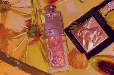 ピーチ&イエローでトレンドメイクを自分のものに。エディター注目12選【2026年春の新作コスメ】 | Vogue Japan