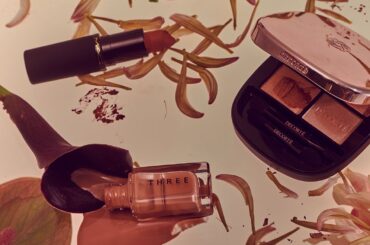 煌めきベージュが豊作。エディター注目12選【2026年春の新作コスメ】 | Vogue Japan