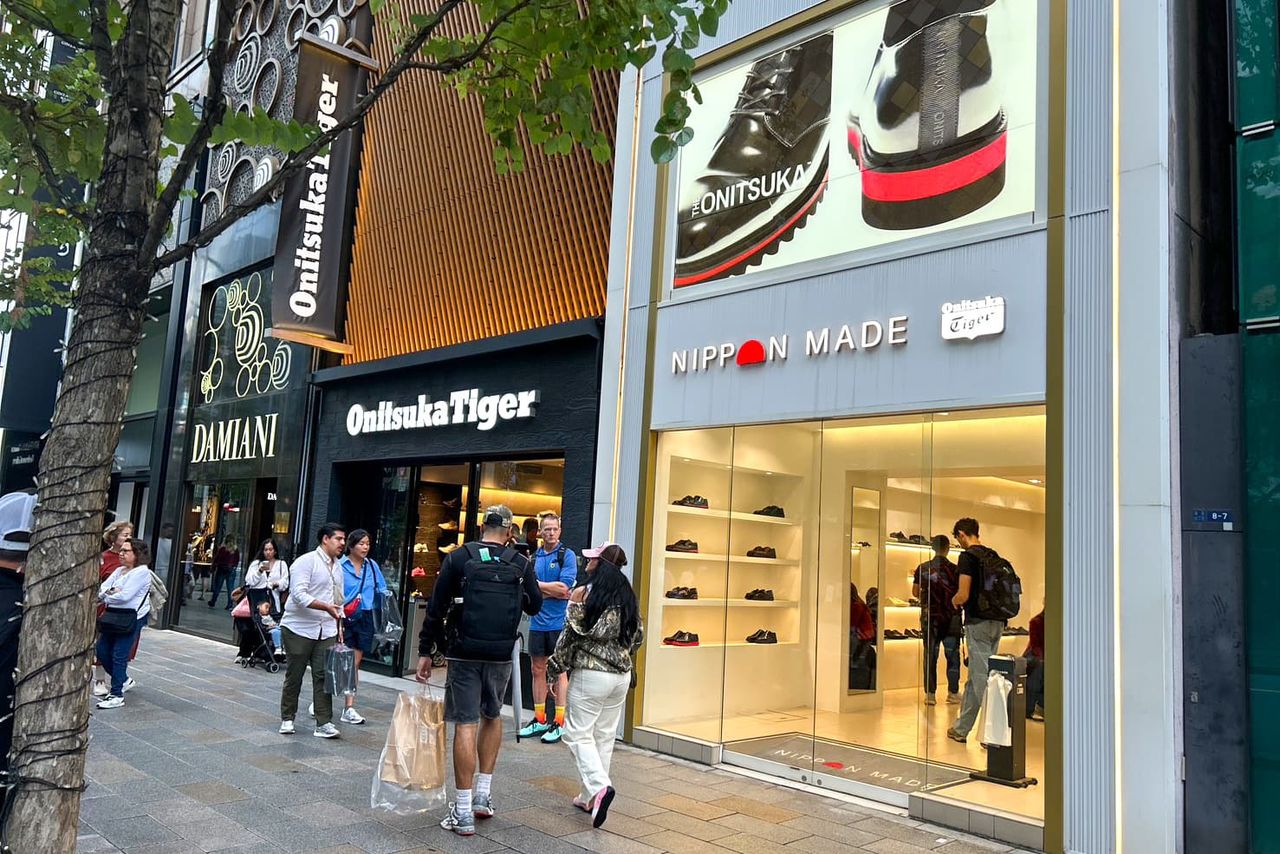 多くの訪日客が訪れる銀座店＝2025年10月19日（佐藤隼秀撮影）