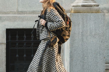 モノトーンコーデに似合う、大人のバックパックとは？ こなれた印象にしたいなら黒が正解。【FUDGE dig.｜クラシックとバックパック。01】 | FUDGE dig. | ファッション