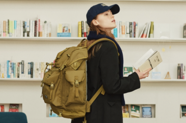 後ろ姿まで洒落る！ブラックコーデのハズしにカーキのバックパックを。【FUDGE dig.｜クラシックとバックパック。03】 | FUDGE dig. | ファッション