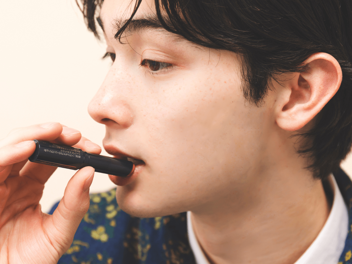 STEP① 唇の内側に、横方向へワンストロークのイメージ画像