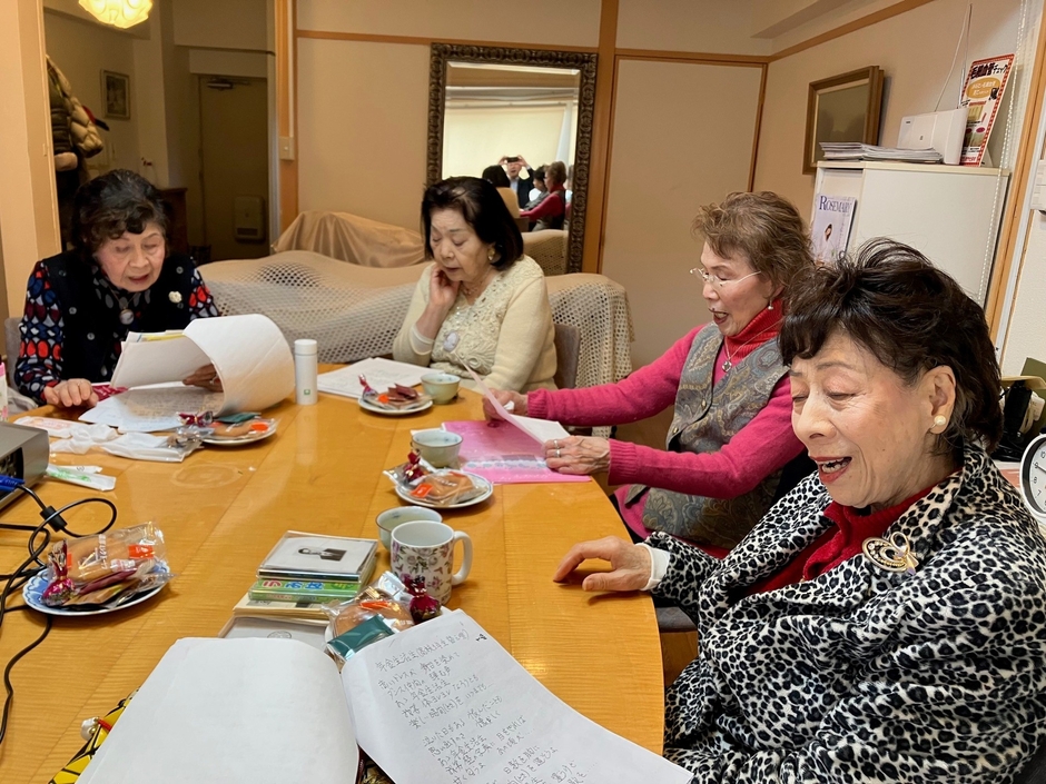 ナガセ商品の替え歌をチームで楽しむ様子