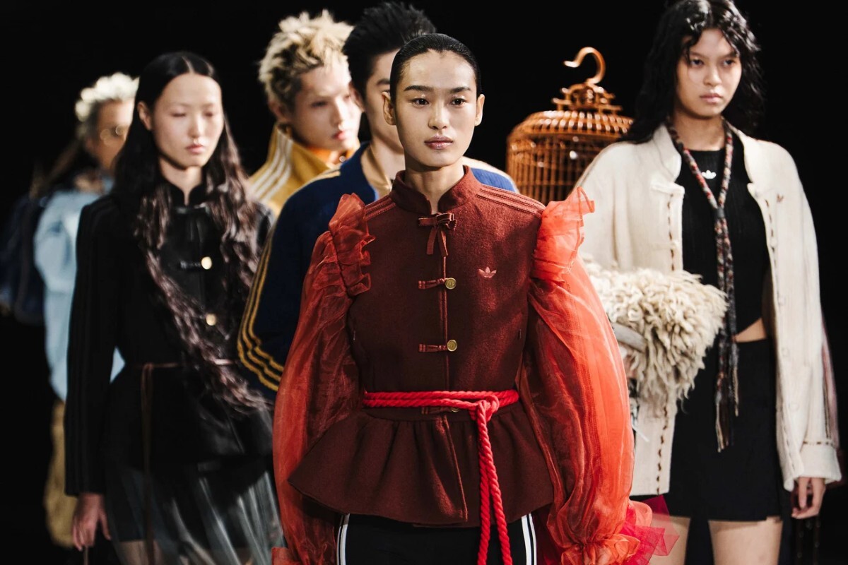 ランウェーの他の装いでは、ペプラムジャケットやカーディガンに中国のデザインの要素を取り入れていた/Courtesy Adidas