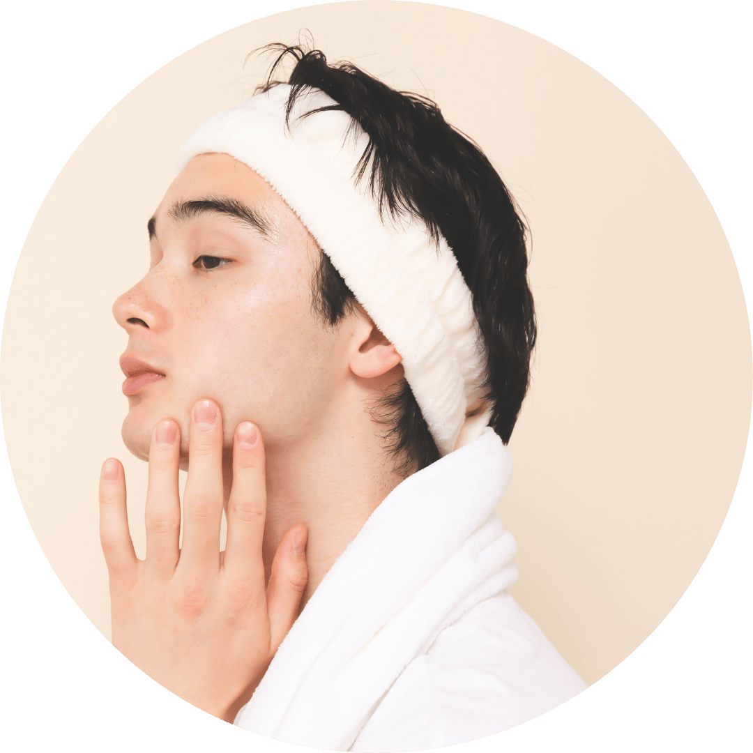 化粧水をつけているイメージ写真