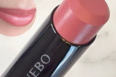 KANEBOのルージュスターヴァイブラント春新色！愛されウォームローズカラーの【V17 マイプレイリスト】をブルべ冬がレビュー！ | 集英社の美容総合メディア『MAQUIA（マキア）』公式サイト