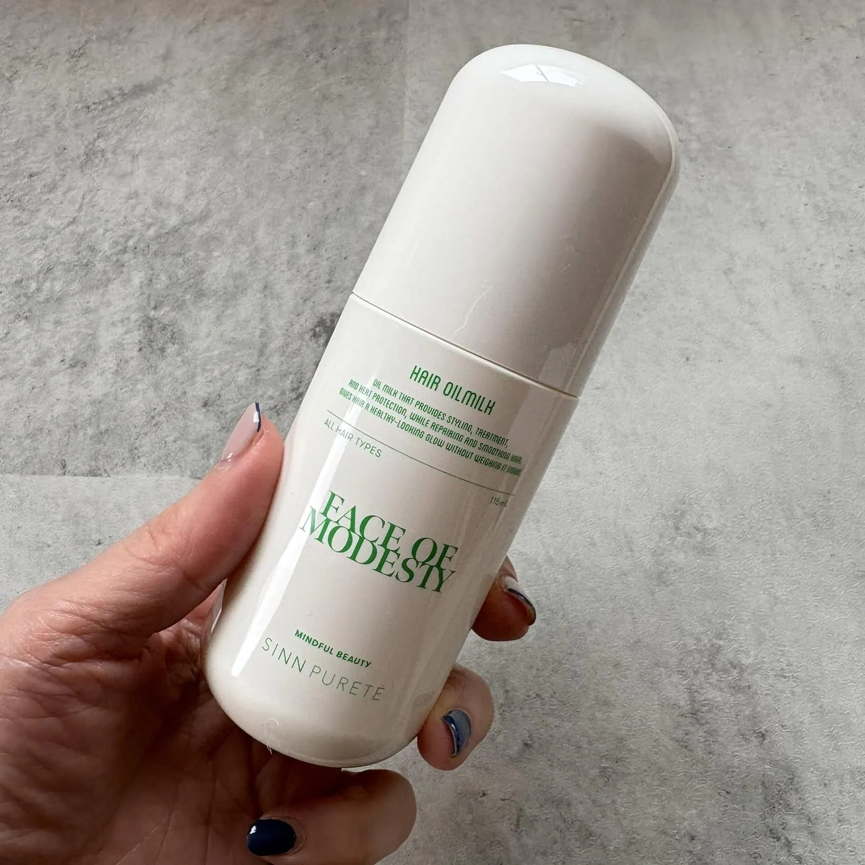 シンピュルテのヘアオイルミルク、フェイス オブ モデスティ