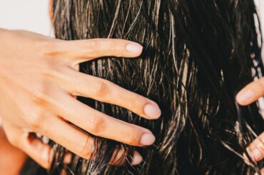 若白髪はなぜ生える？ 原因と対策を専門家にASK | Vogue Japan