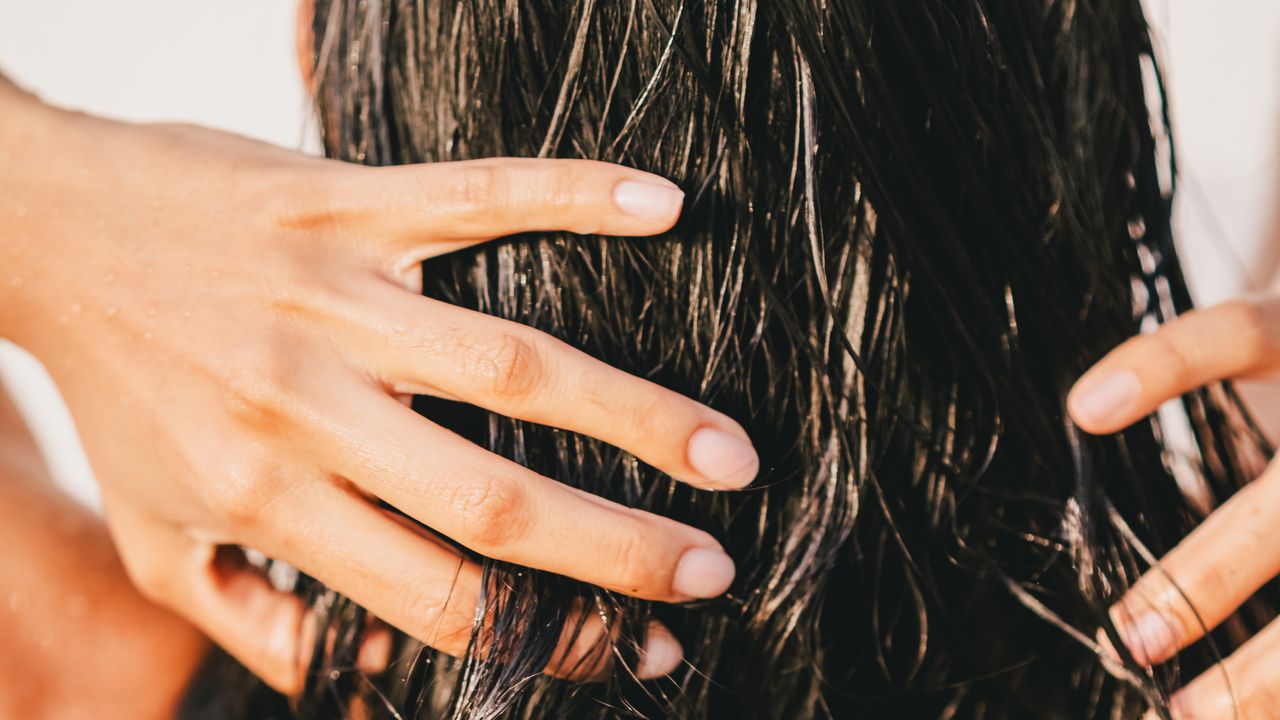 若白髪はなぜ生える? 原因と対策を専門家にASK | Vogue Japan 若白髪はなぜ生える? 原因と対策を専門家にASK | Vogue Japan