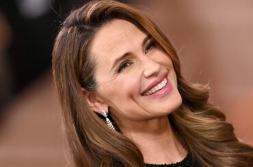 白髪を自然になじませる。ジェニファー・ガーナーの最新ブルネットカラー | Vogue Japan