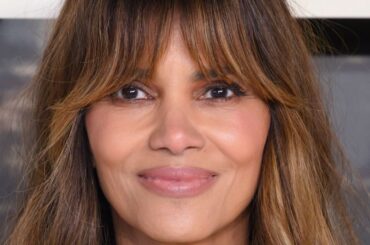 2026春夏リキッドファンデ決定版｜マチュア世代の「薄膜・高カバー・艶」を叶える新作5選 | Vogue Japan