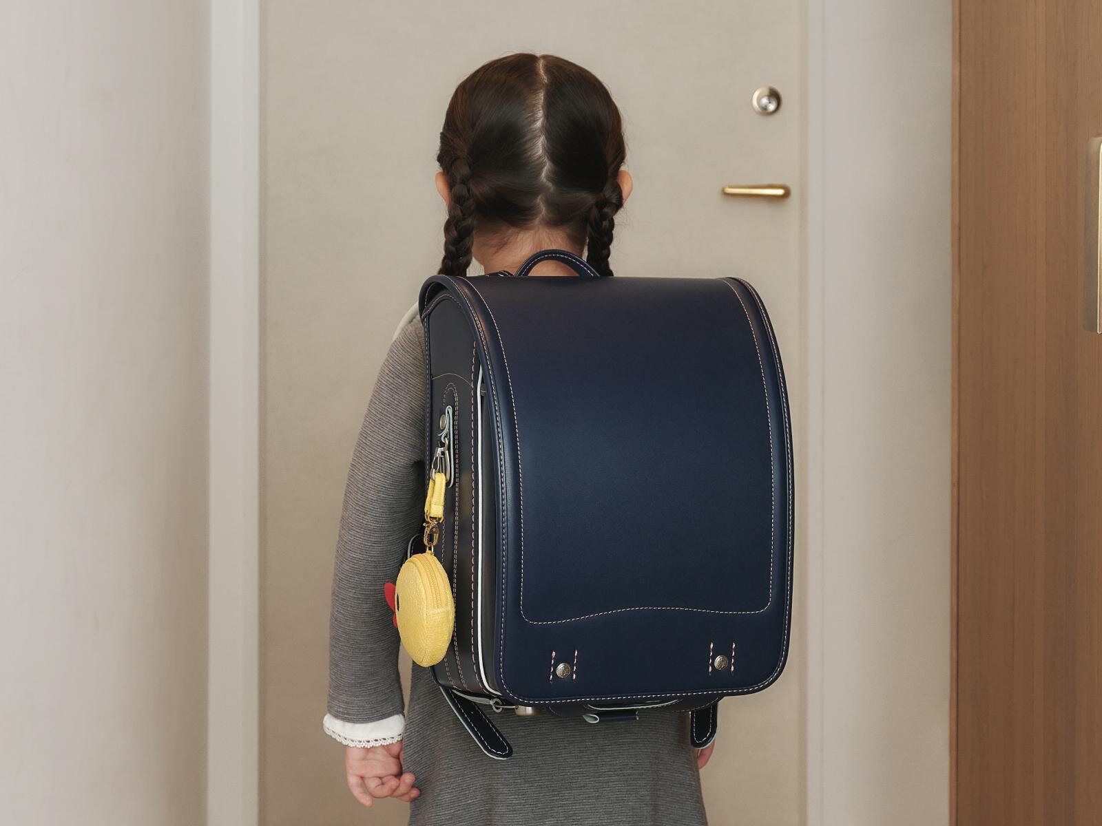 フェイラー初のランドセル - 内装に“ハイジ”柄を配した高級感ネイビー、アヒルチャーム付き｜写真2