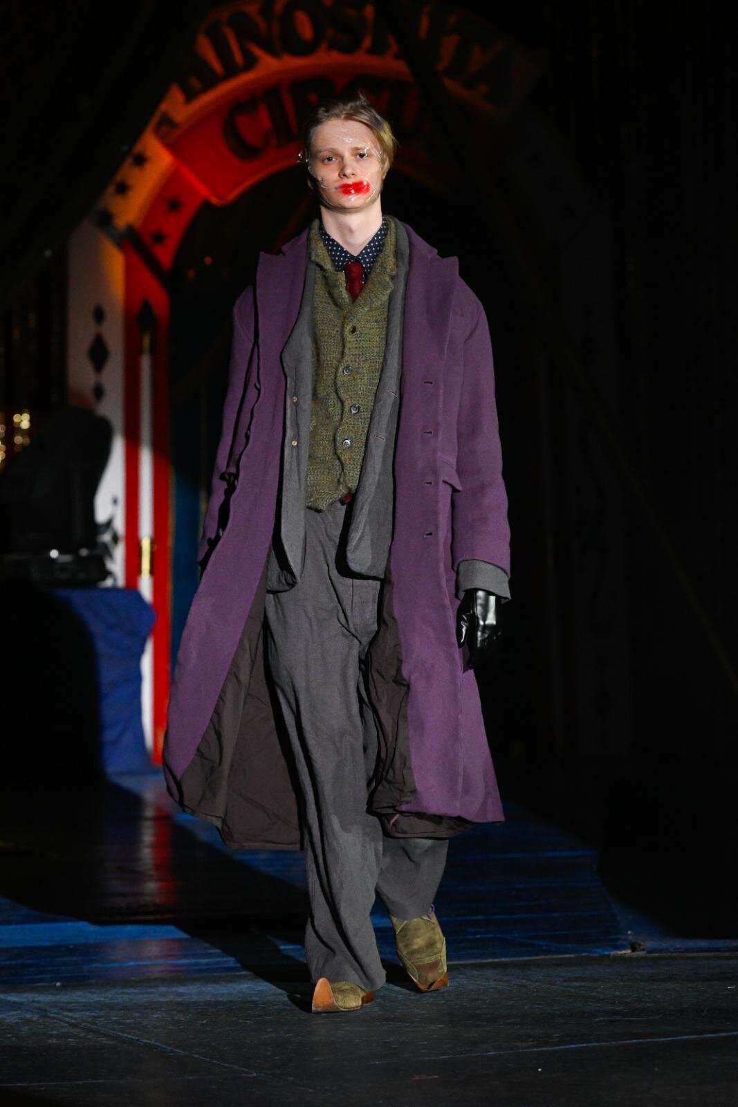 レシス 2026-27年秋冬コレクション、少年時代の夢と“これまでの時間”を詰め込んだ見世物ショー｜写真2