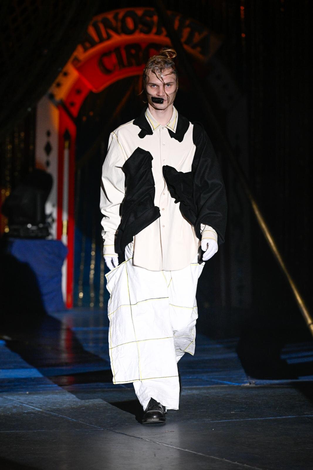 レシス 2026-27年秋冬コレクション、少年時代の夢と“これまでの時間”を詰め込んだ見世物ショー｜写真8