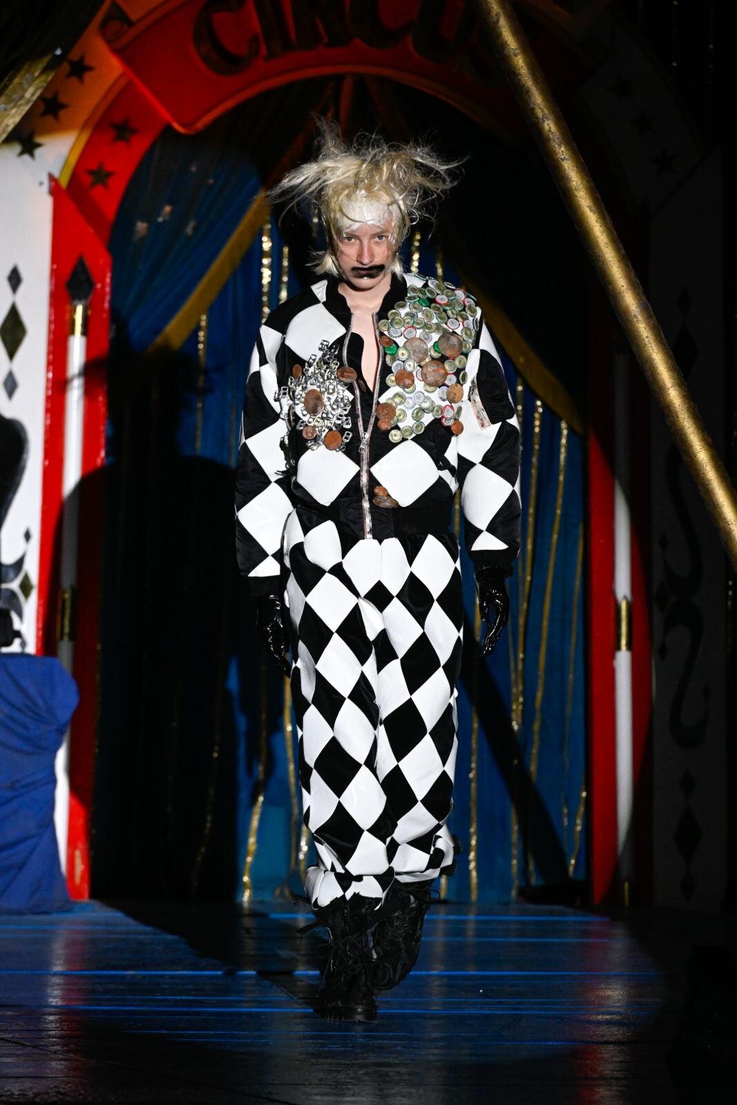 レシス 2026-27年秋冬コレクション、少年時代の夢と“これまでの時間”を詰め込んだ見世物ショー｜写真17