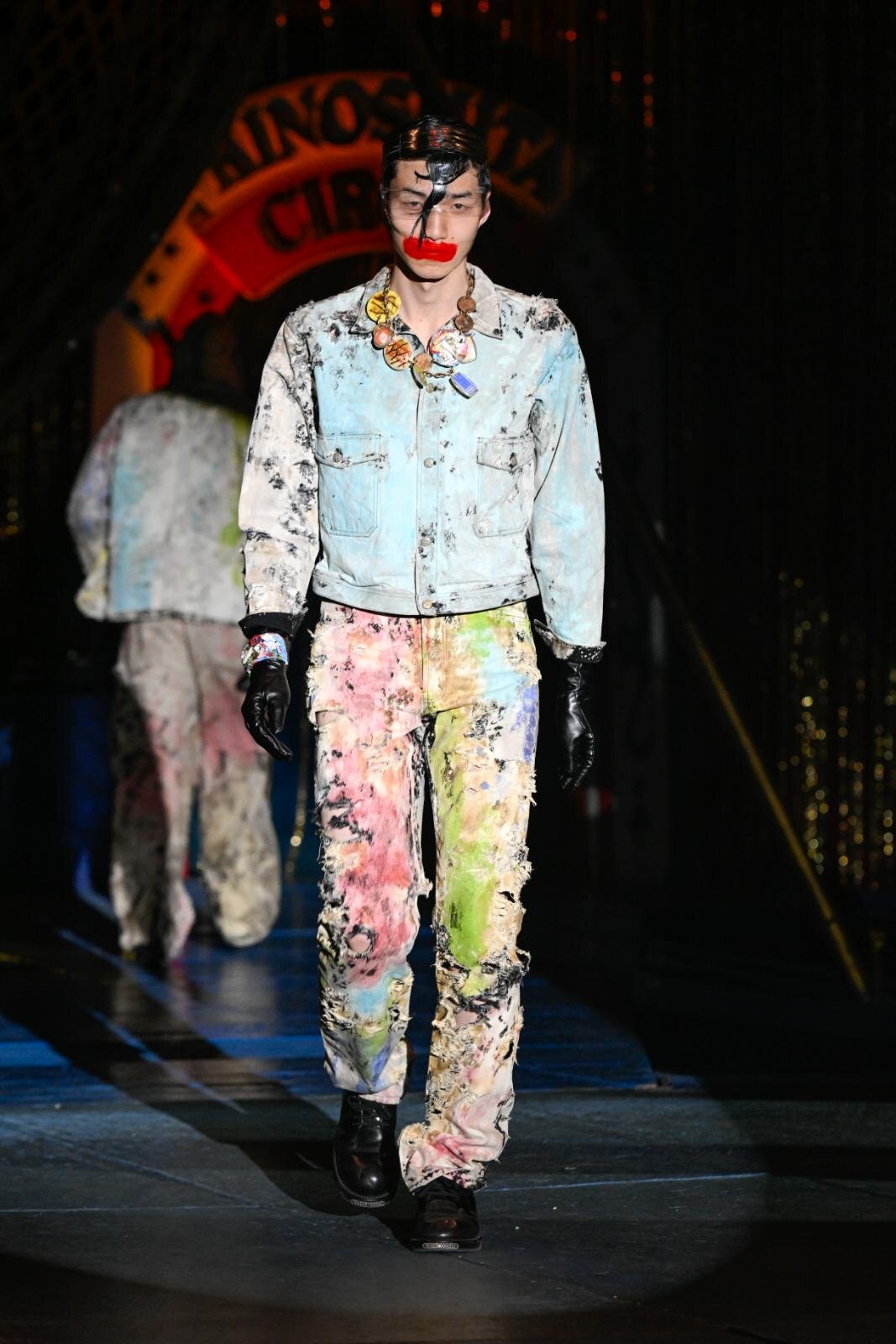 レシス 2026-27年秋冬コレクション、少年時代の夢と“これまでの時間”を詰め込んだ見世物ショー｜写真22