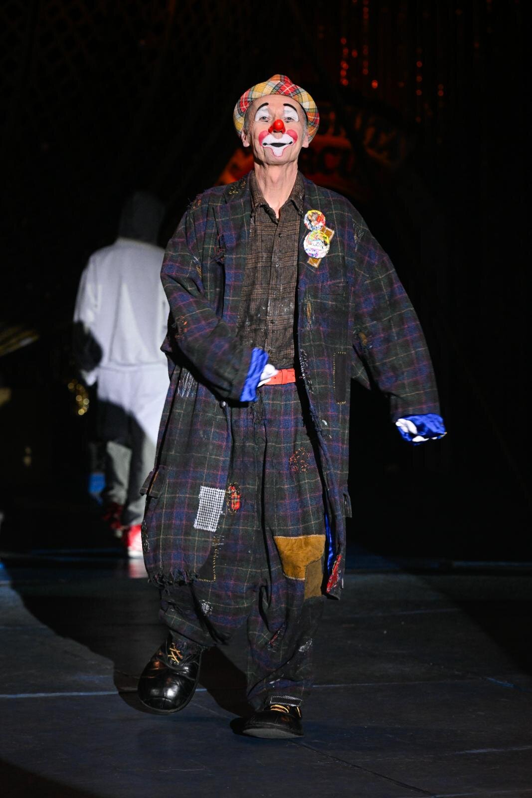 レシス 2026-27年秋冬コレクション、少年時代の夢と“これまでの時間”を詰め込んだ見世物ショー｜写真34