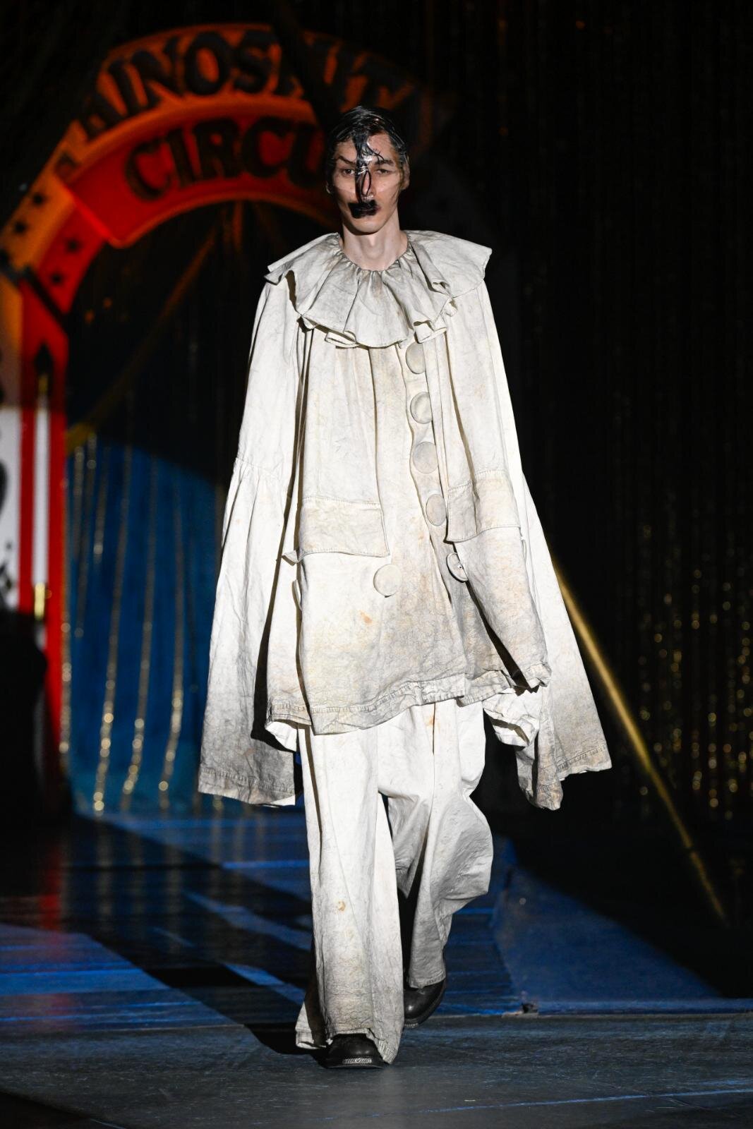 レシス 2026-27年秋冬コレクション、少年時代の夢と“これまでの時間”を詰め込んだ見世物ショー｜写真41