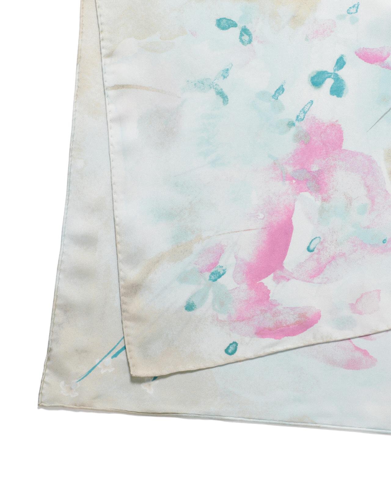 「ハンド プリンテッド シルク スカーフ(ブルー)」27,500円 ※シーズン限定カラー