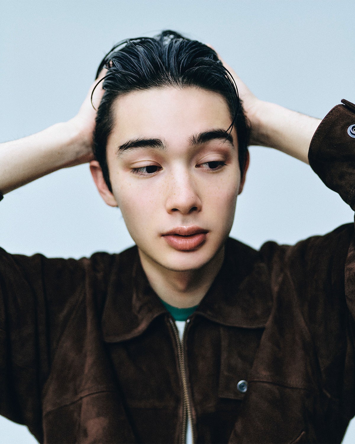 頭皮ケアをしてから手ぐしでオイルを塗布