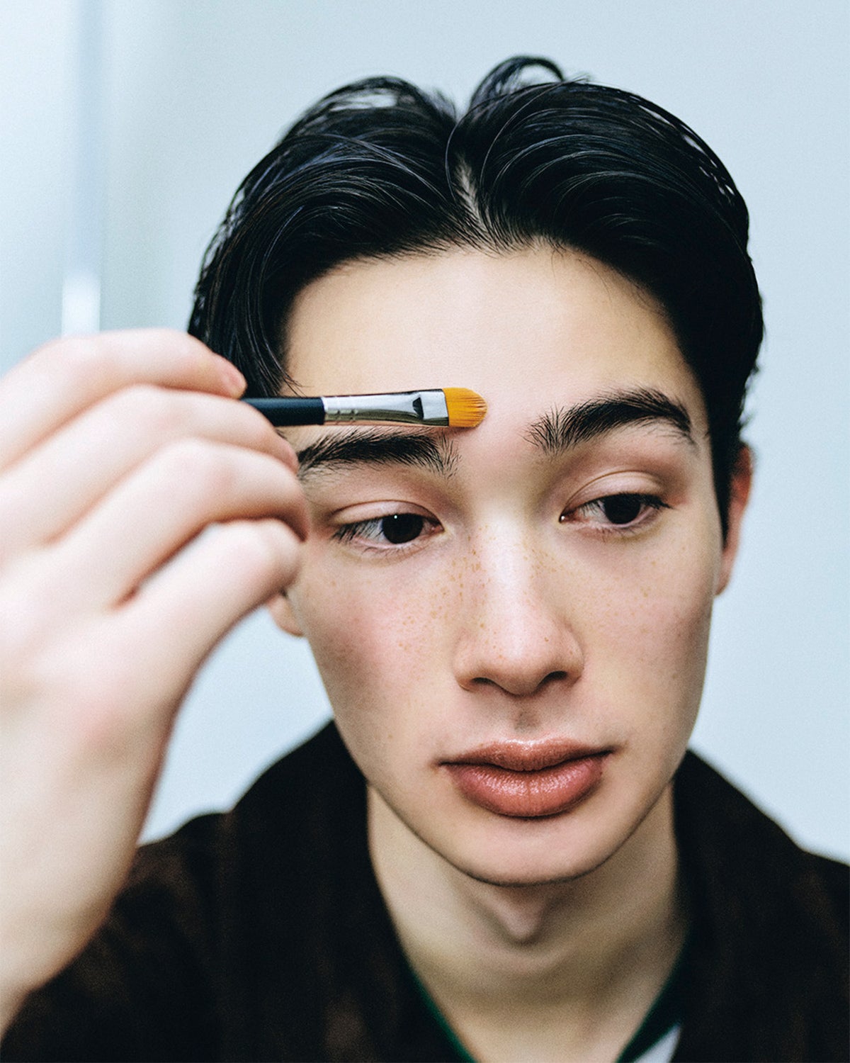 肌のアラが気になる場合はコンシーラーを