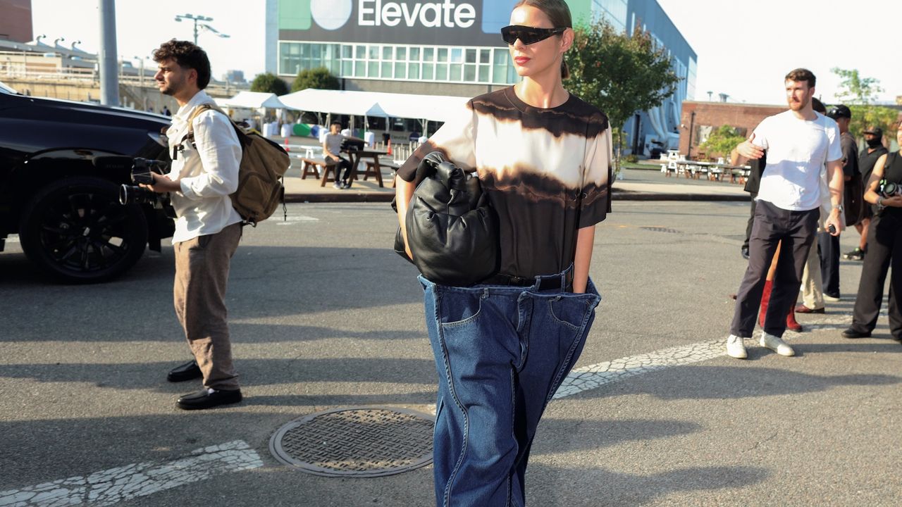 デニム、シアー、バルーンスカートが浮上中! SNAPに学ぶ、2026年春夏トレンド vol.3 | Vogue Japan デニム、シアー、バルーンスカートが浮上中! SNAPに学ぶ、2026年春夏トレンド vol.3 | Vogue Japan