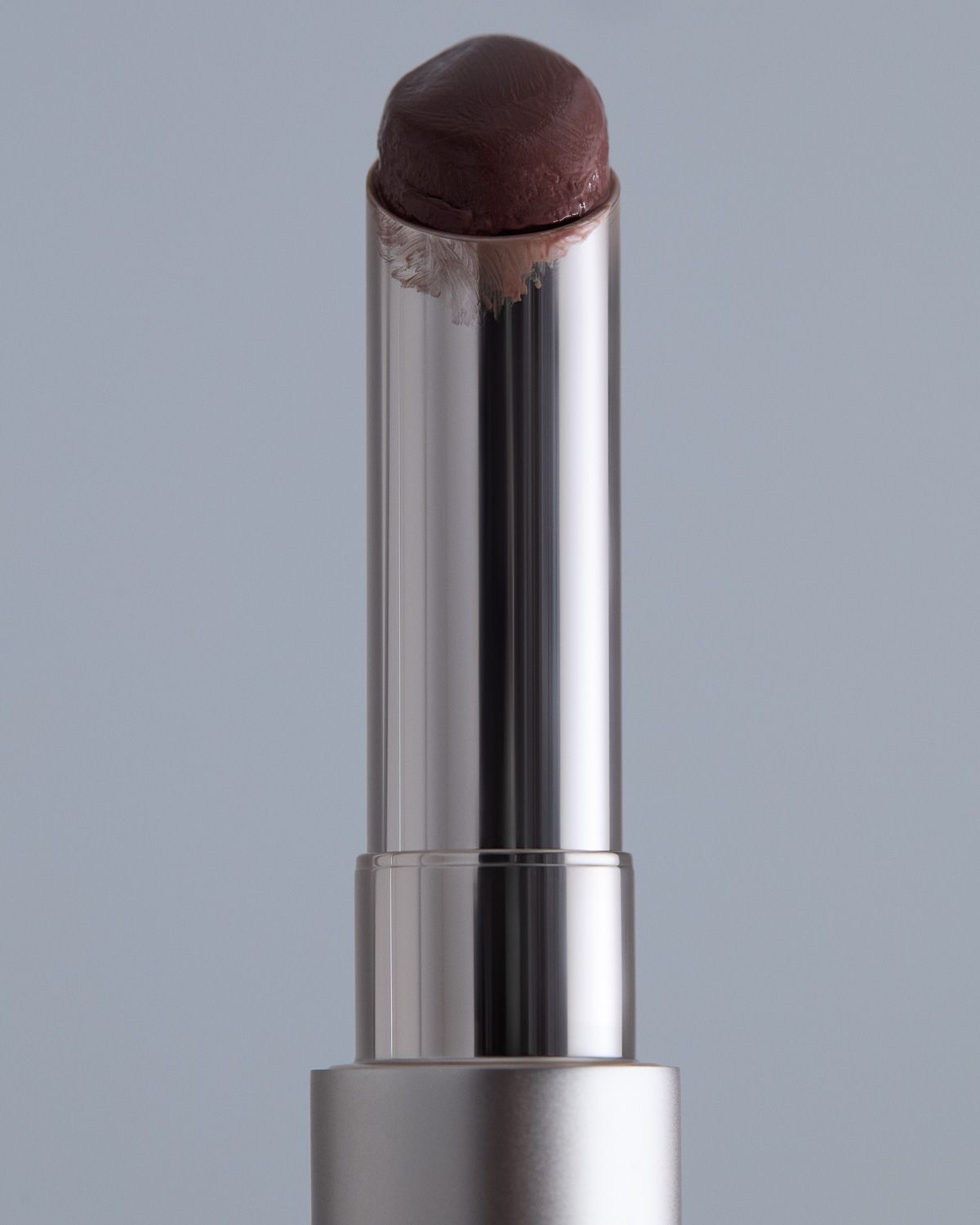 黄みに寄りすぎず素肌に優しくなじむ、モードなヌードベージュ。デューイーメルト リップカラー EX05 ¥4180（限定発売）／RMK（RMK DIVISION）