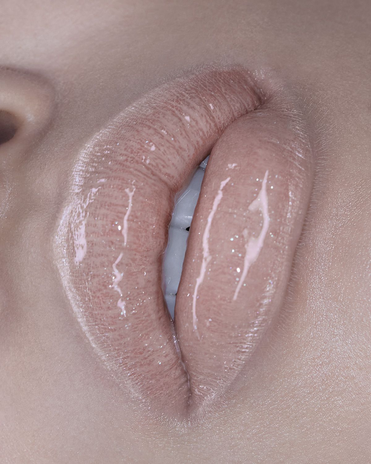 ヌードカラーのリップにグロスを重ね、ハイライトカラーのペンシルでかこんで。