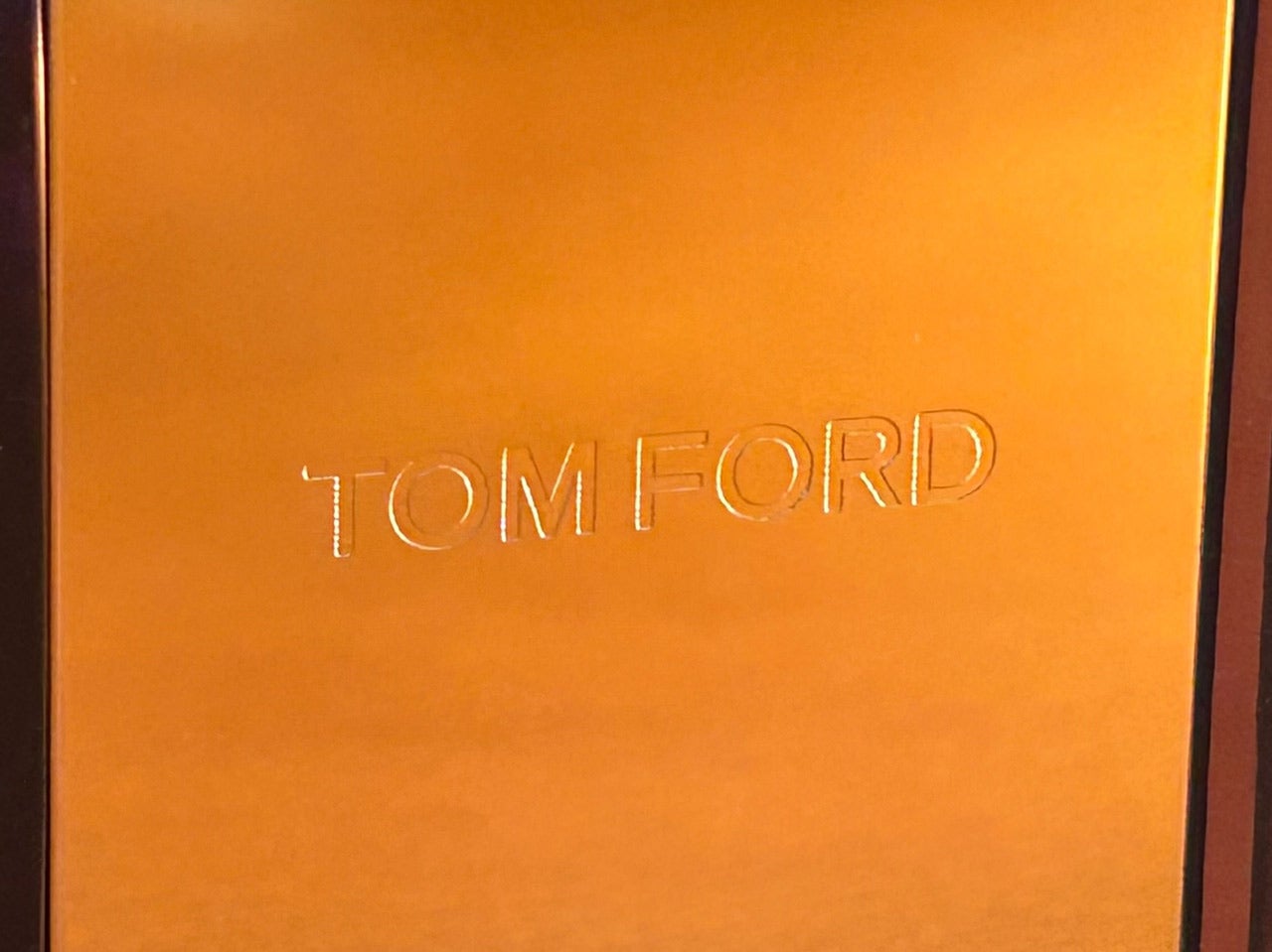 トムフォードの香水「ウード ヴォヤージュ」ゴールドの上ふた