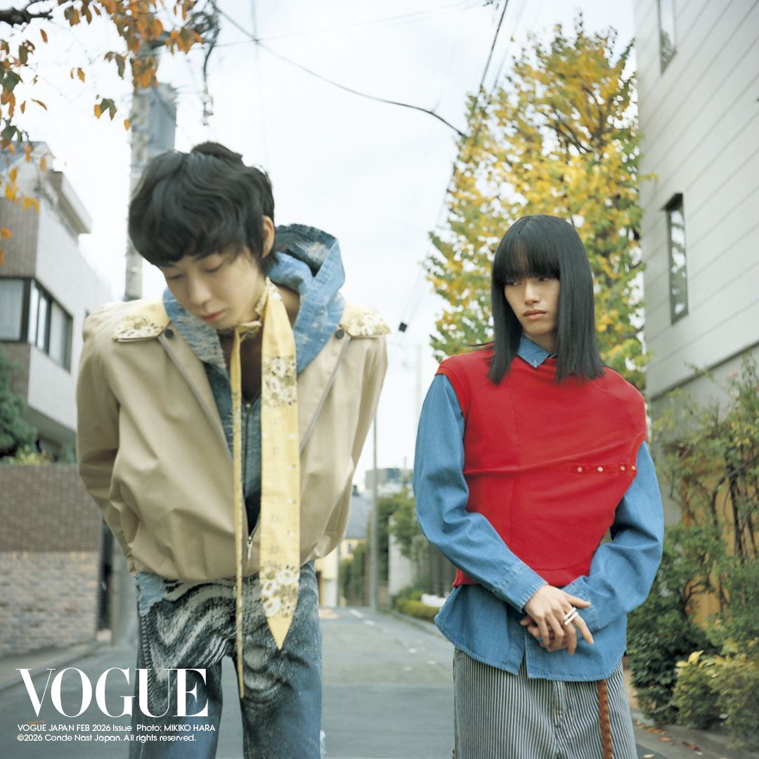 〈左 Gendai〉フーディ ¥63800TAAKK パンツ ¥66000CAMPERLAB スカーフ付きジャケット ¥58000MASU 〈右 Soma〉シャツ ¥9350 パンツ ¥13200ともにLEVIS® ニット...