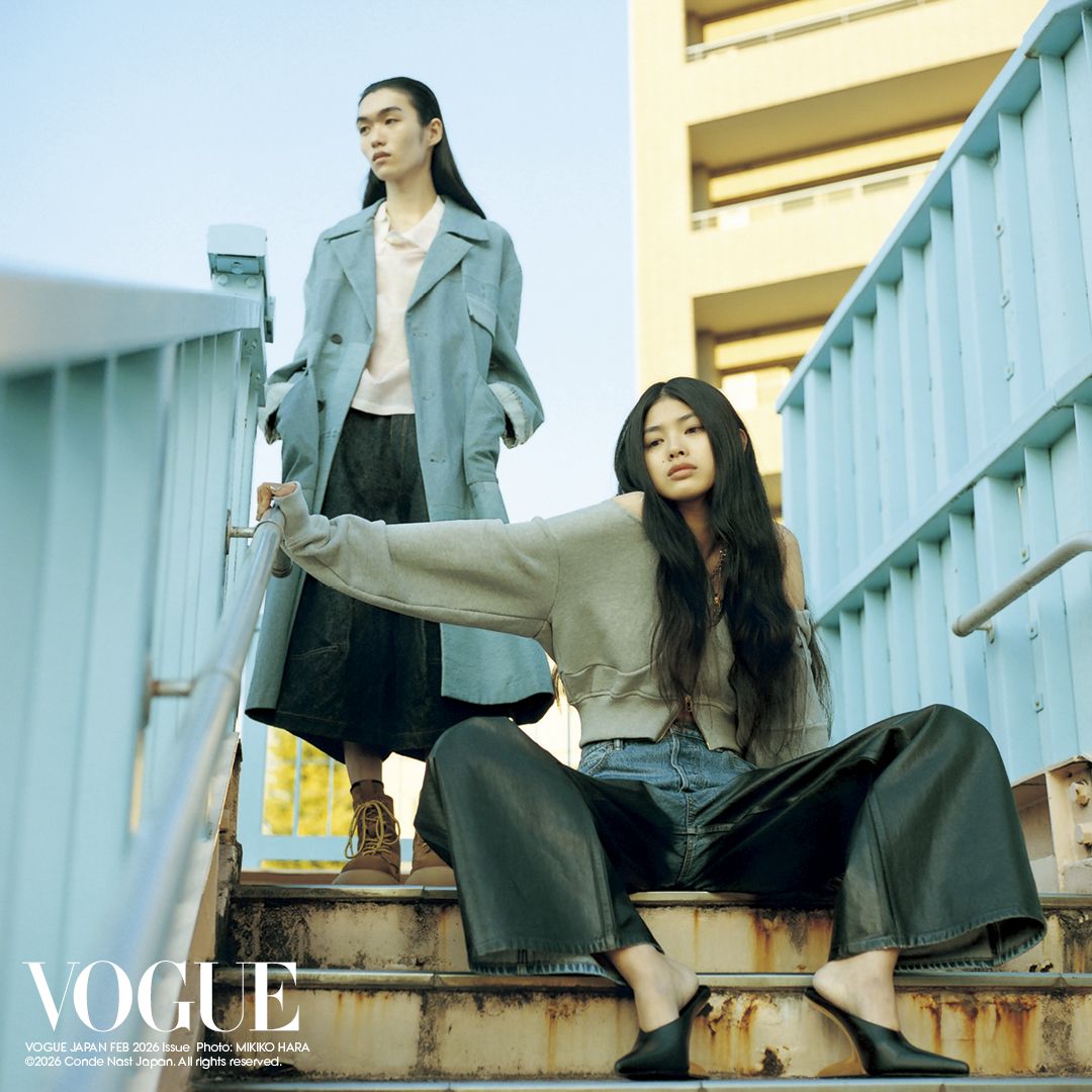 〈手前 Jinn〉パンツ ¥119900 パンプス ¥215600ともにALEXANDERWANG トップ ¥36300AKIKOAOKI ネックレス ¥44000N21 〈奥 Yura〉コート ¥121000KURO パンツ...