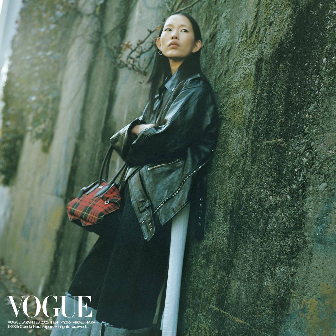 パンツ ¥42900LIVINGTONE ジャケット ¥1210000GIVENCHY BY SARAH BURTON バッグ ¥248050McQUEEN