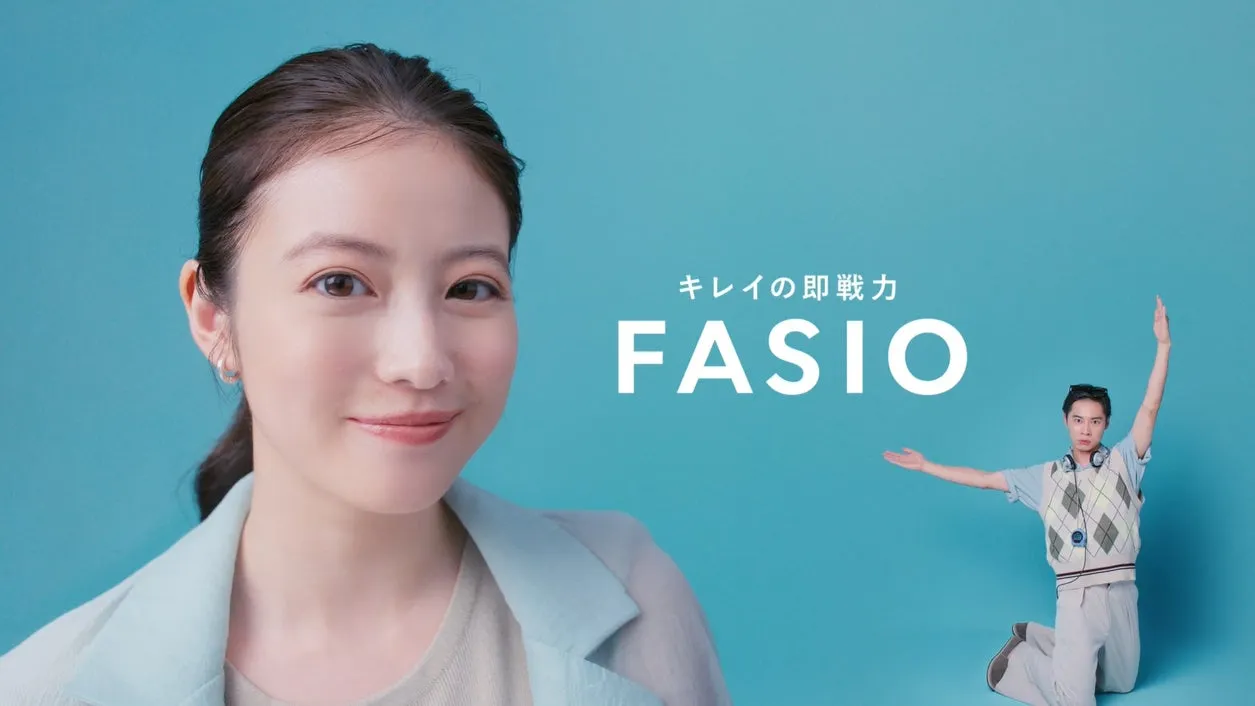 FASIOの広告画像。女性と男性が写っており、女性が微笑んでいる。背景は水色。