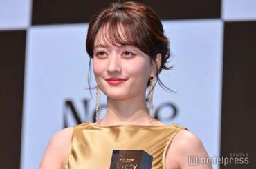 谷まりあ、ゴールド輝くノースリドレスで抜群スタイル マスク着用でも「目元で気付いてもらうことが多い」【Beauty of the year 2026】