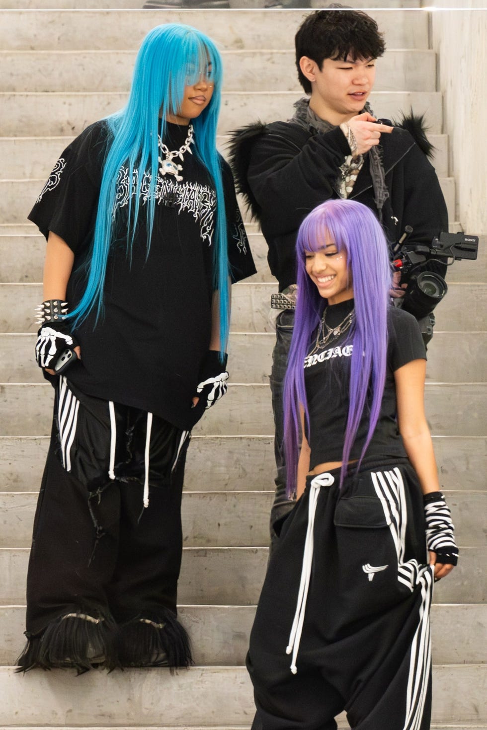 12歳に見えない!?　ノース・ウェスト、顔ピアス風メイク＆ド派手ウィッグで買い物へ「大人びすぎ」snsで賛否