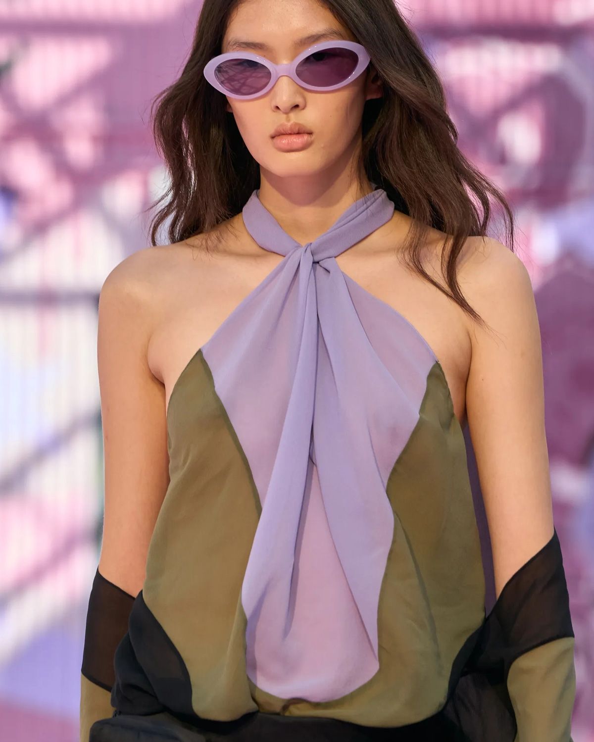 2026年春夏のオフホワイト。ヌードカラーのリップがレトロなルックを鮮度高く仕上げる。Photo Aflo