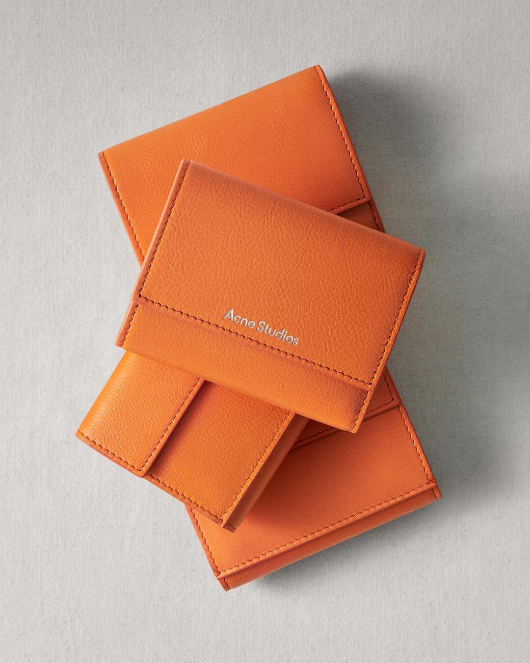 3つ折りレザーウォレット 64,900円 サイズ：7.5×9.7×3.cm